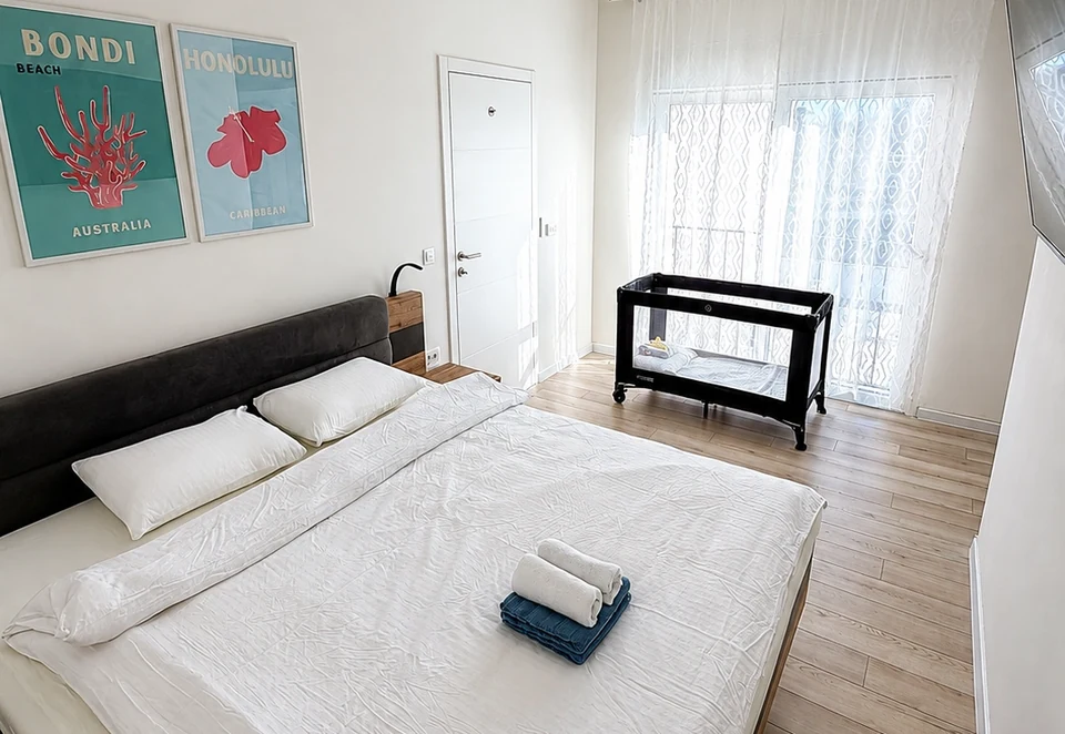 Bedroom with baby cot at Villa Julija